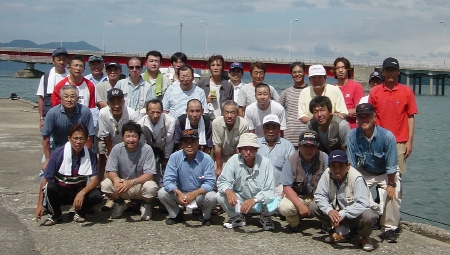 参加者３３名の面々（２列目右端幹事のｍａ3）